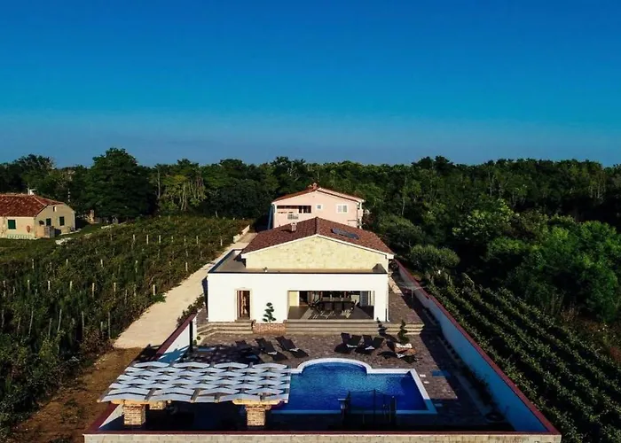 Mary With Pool And Sauna, Near The Town Nin فيلة