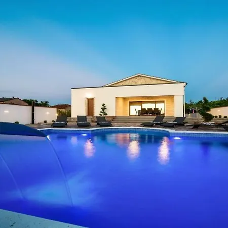 Mary With Pool And Sauna, Near The Town Nin Вилла